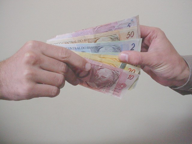 ECONOMIA: Governo anuncia salário-mínimo de R$ 1,1 mil  janeiro, aumento de 5,26% 