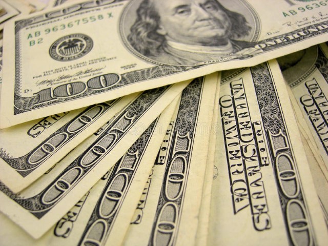 CÂMBIO: Dólar fecha em queda de olho em eleições na Câmara e no Senado