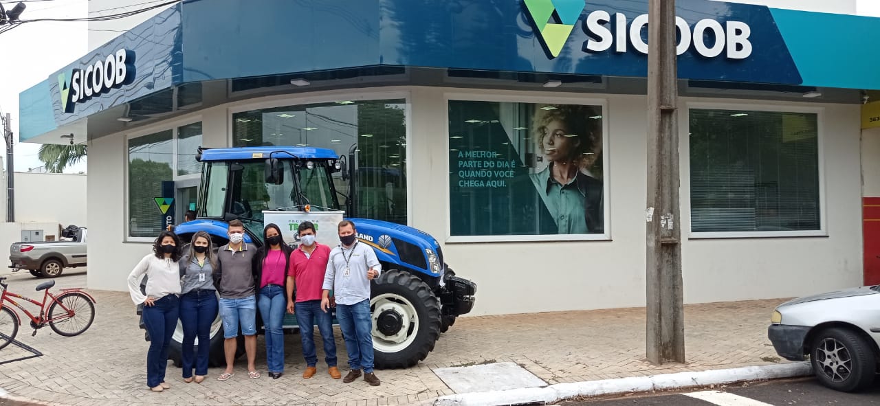SICOOB METROPOLITANO: Primeiro Trator Solidário financiado pela cooperativa é entregue em Japurá