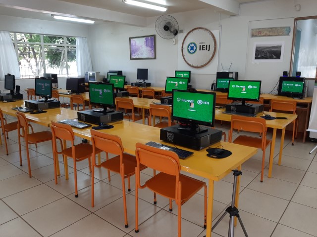 SICREDI UNIÃO PR/SP: Cooperativa doa computadores para escola