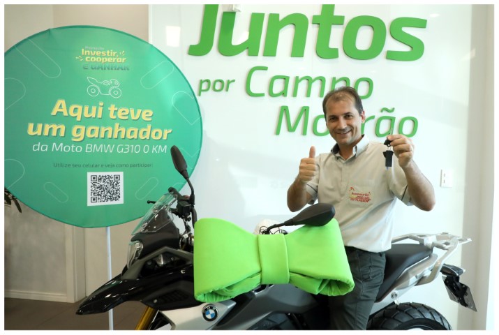 SICREDI VALE DO PIQUIRI: Moto é entregue a associado de Campo Mourão (PR)