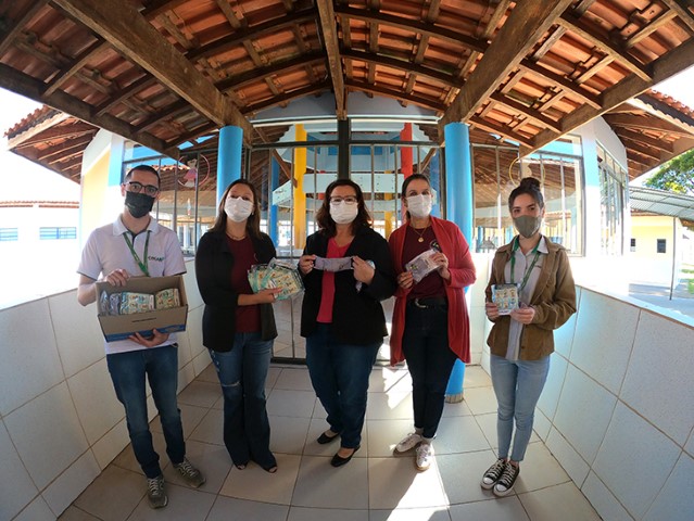 COCARI: Cooperativa entrega 850 kits de máscaras aos alunos participantes do Cooperjovem