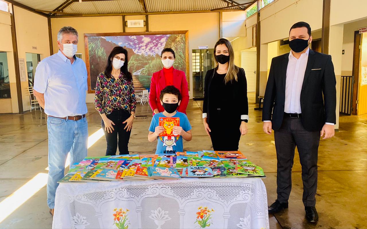 SICREDI UNIÃO PR/SP Doação de livros à Apae feita pela agência de Alvorada do Sul marca o começo da gincana do bem