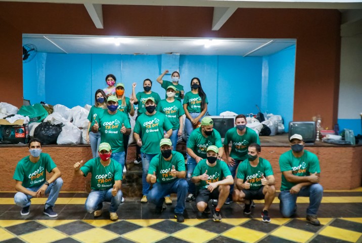 SICREDI UNIÃO PR/SP: Equipe de Bela Vista e Vicentinos arrecadam 2 toneladas de roupas para aquecer o frio dos mais carentes