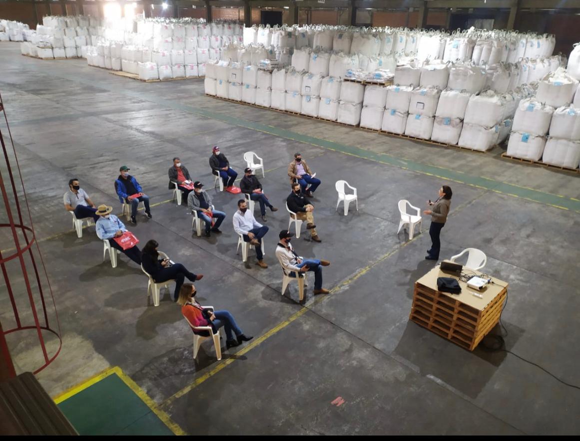 COOPAVEL: Produtores conhecem processos de indústrias da cooperativa