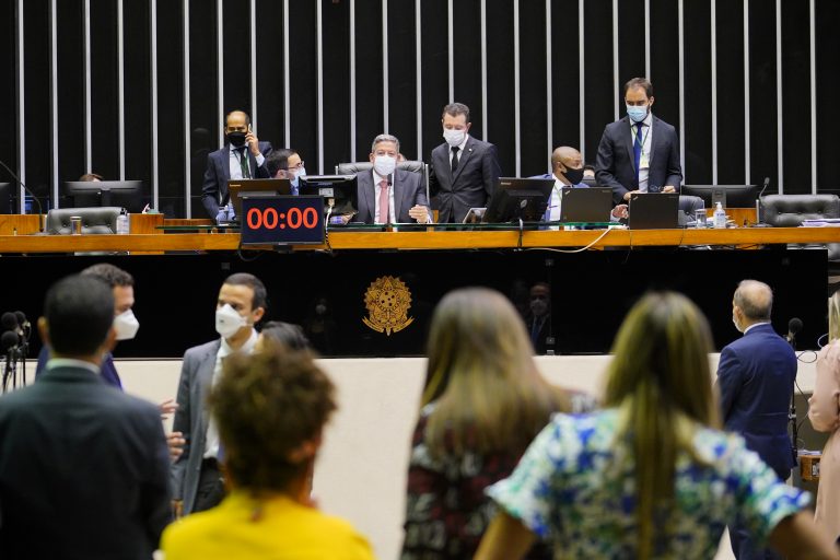 LEGISLATIVO: Câmara aprova MP que eleva tributos sobre instituições financeiras