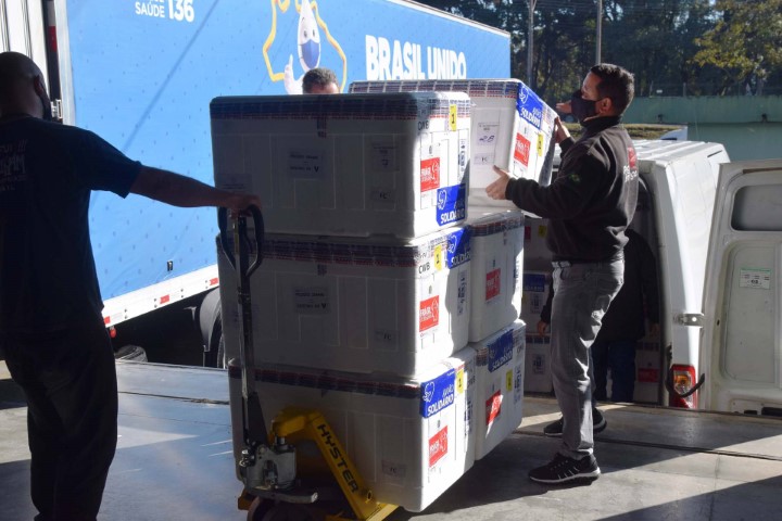 SAÚDE IV: Paraná receberá mais 361.490 vacinas contra a Covid-19; parte chega nesta quarta