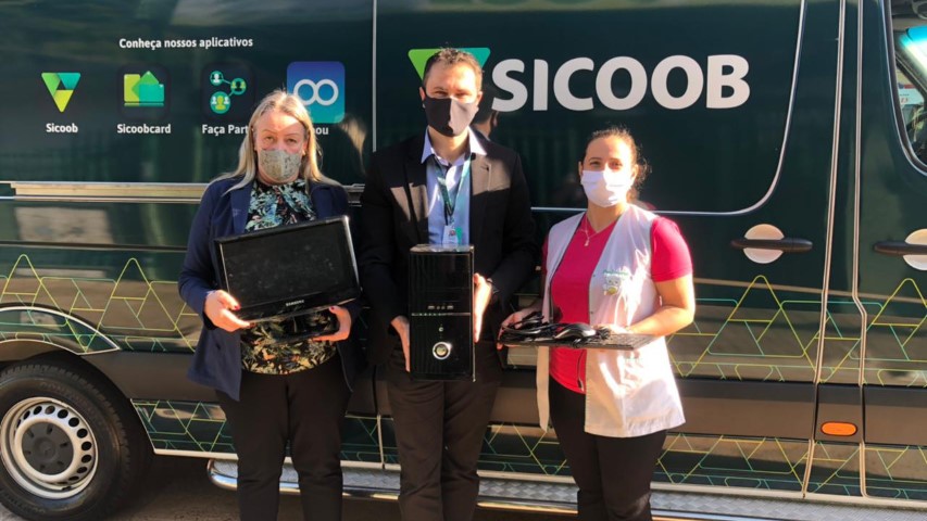SICOOB CREDICAPITAL: Agência de Corbélia doa computadores para escolas municipais