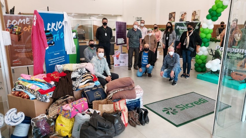 DIA C I: Sicredi União PR/SP arrecada alimentos, roupas e incentiva doação de sangue 