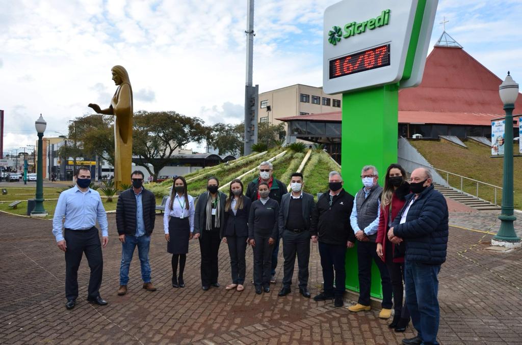 SICREDI PARQUE DAS ARAUCÁRIAS: Cooperativa inaugura relógios digitais em Palmas (PR) e Pontal (SP)