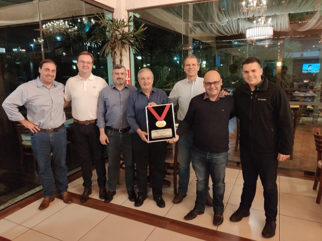 COOPAVEL: Premiada por multinacional em genética de aves