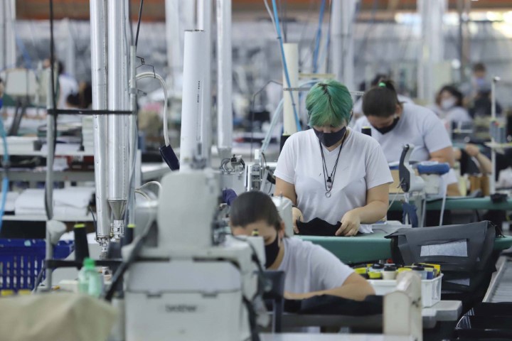ECONOMIA I: Indústria em alta puxa recorde de empregos no Paraná no primeiro semestre