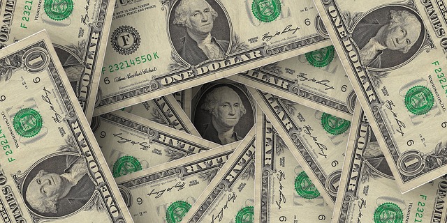 CÂMBIO: Dólar cai para R$ 5,18 em dia de decisão do Copom