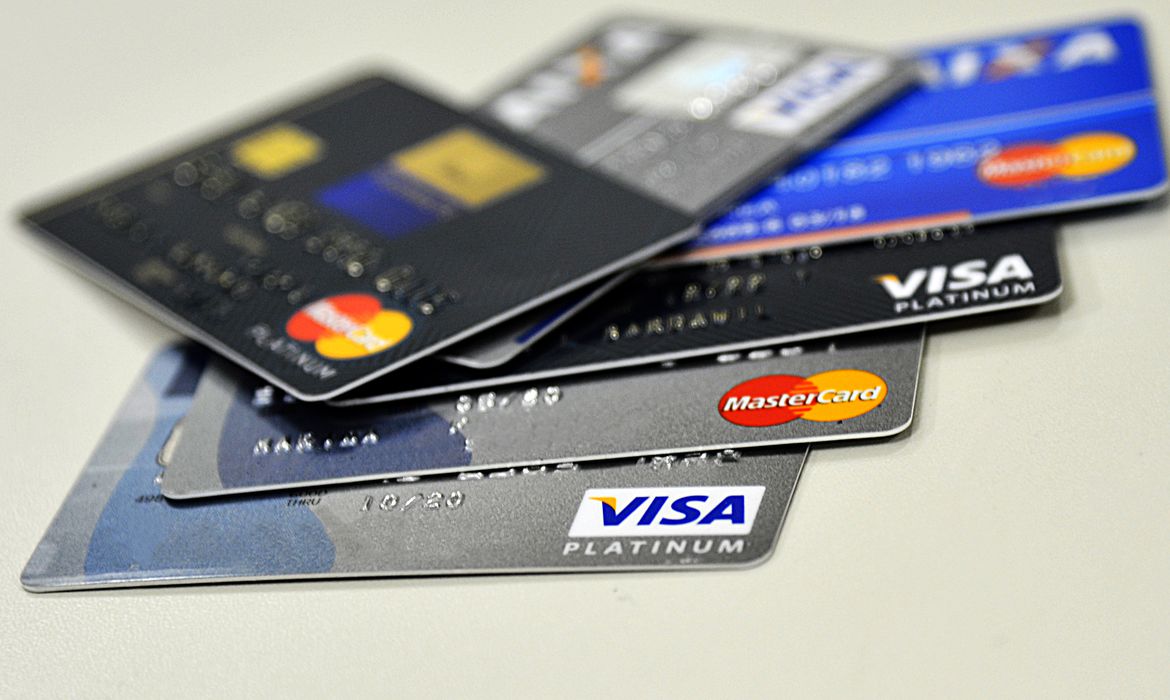 ECONOMIA: Pagamentos com cartões crescem 52% no segundo trimestre de 2021