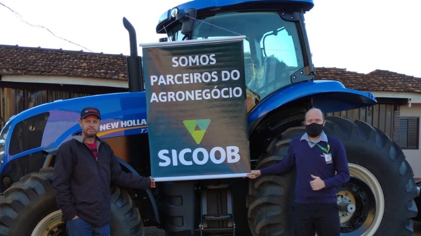 SICOOB CONFIANÇA: Cooperado financia trator pelo Pronamp