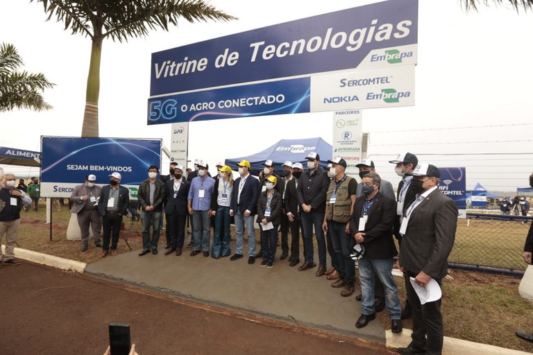 CONECTIVIDADE NO CAMPO: Em Londrina, antena de conexão 5G promove sinergia de ecossistemas e arranjos regionais de inovação para o agro