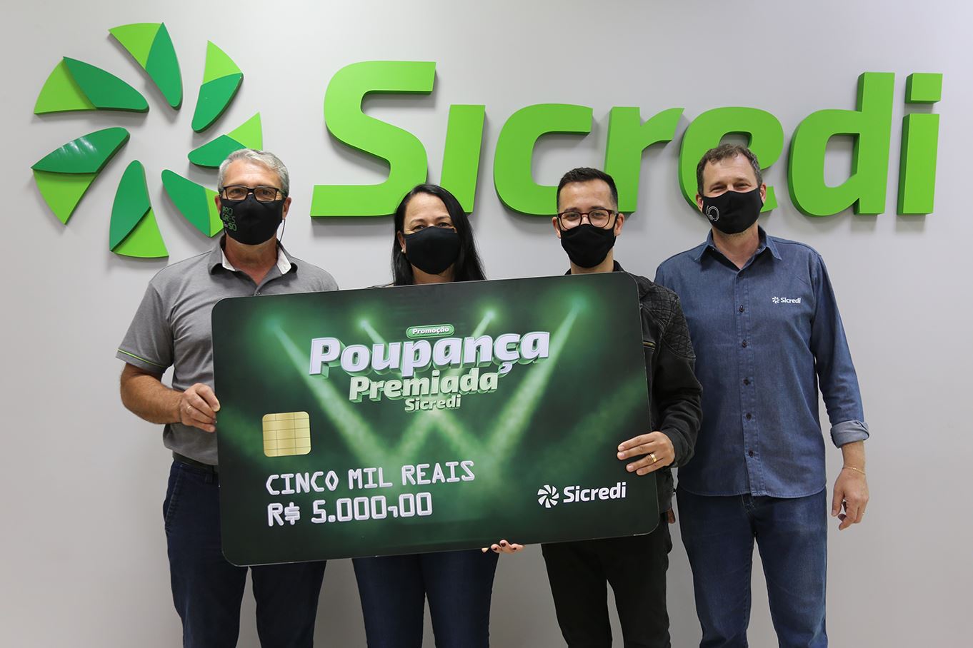 SICREDI PROGRESSO: Cooperativa realiza entrega de prêmio para associada