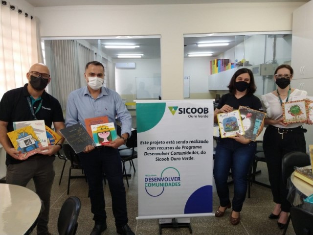 SICOOB OURO VERDE: Acervo literário é doado para escola por meio do programa Desenvolver Comunidades