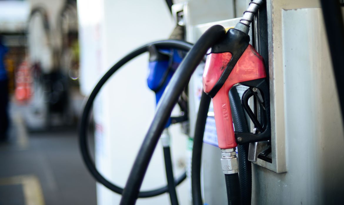 COMBUSTÍVEL: Preço médio da gasolina no país é de R$ 6,71 na semana, indica ANP