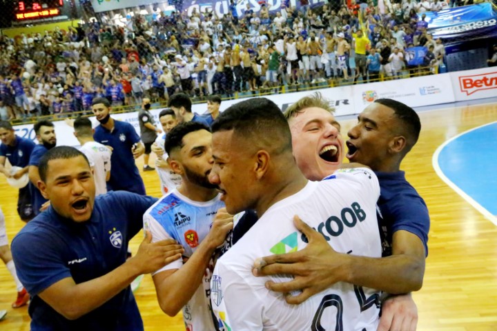 SICOOB TRÊS FRONTEIRAS: Time de futsal Foz Cataratas, apoiado pela cooperativa, vence e avança para semifinal