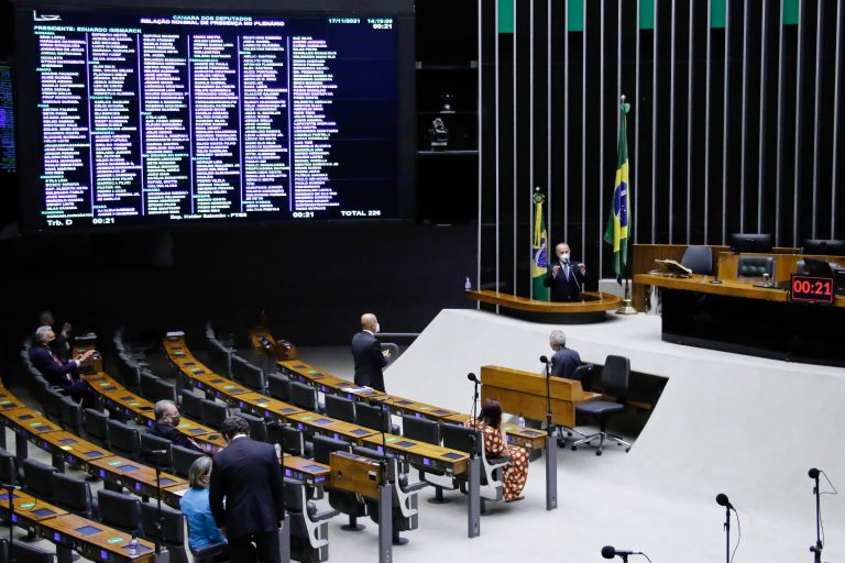 LEGISLATIVO I: Câmara aprova projeto que altera tributação de caminhoneiros autônomos