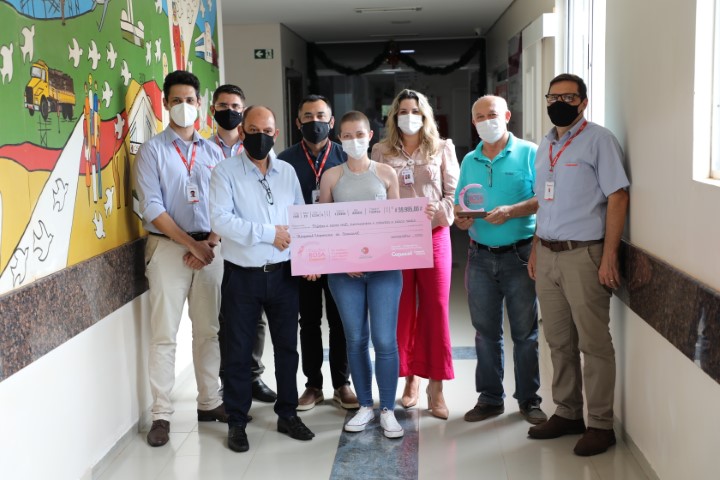 COPACOL: Cheques da Campanha Outubro Rosa são entregues a instituições de saúde