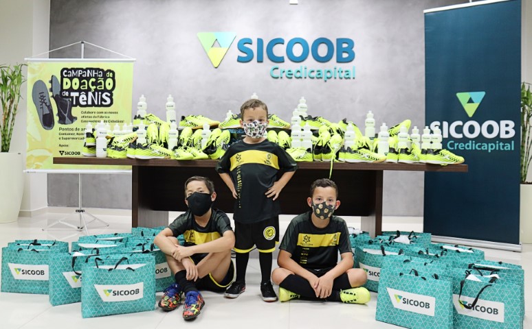 SICOOB CREDICAPITAL: Cooperativa doa mais de 150 tênis e 200 squeezes ao projeto Fábrica Cascavelense de Cidadãos