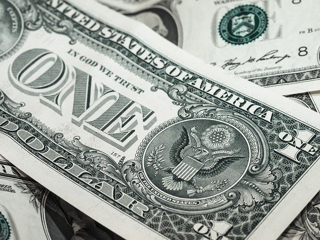 CÂMBIO: Dólar cai após cinco altas seguidas e fecha abaixo de R$ 5,60