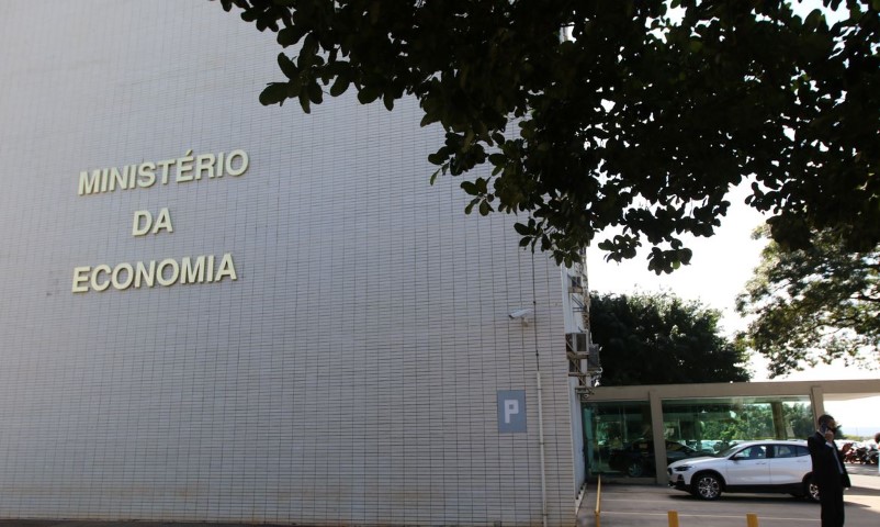 ECONOMIA: Governo reduz para R$ 95,8 bilhões previsão de déficit para 2021