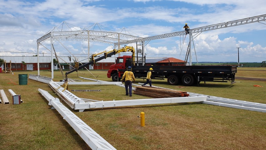 COOPAVEL: Montagem de estandes avança rápido em área do Show Rural