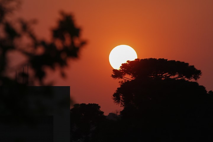 CLIMA: &quot;Onda de calor&quot; da América do Sul não será intensa no Paraná, aponta Simepar