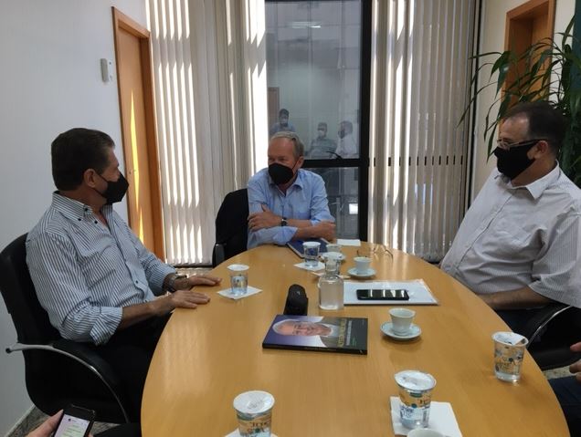 AGRONOMIA: Coordenador do Crea-PR visita sede do Sistema Ocepar   