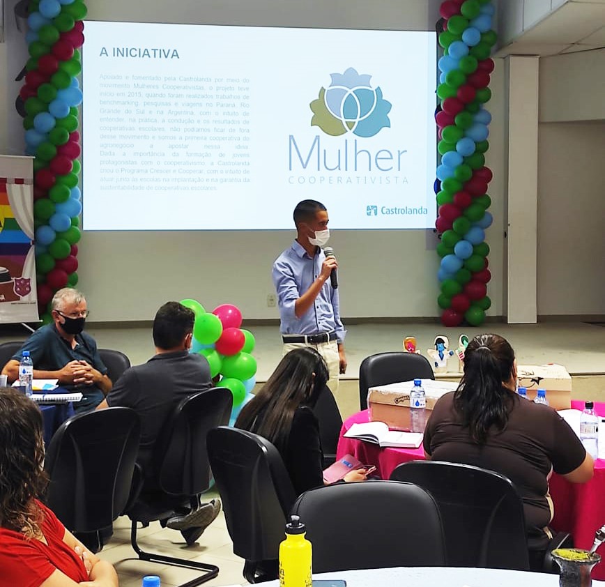 CASTROLANDA: Programa de cooperativas escolares é apresentado em Encontro de Formação de Professores do RS