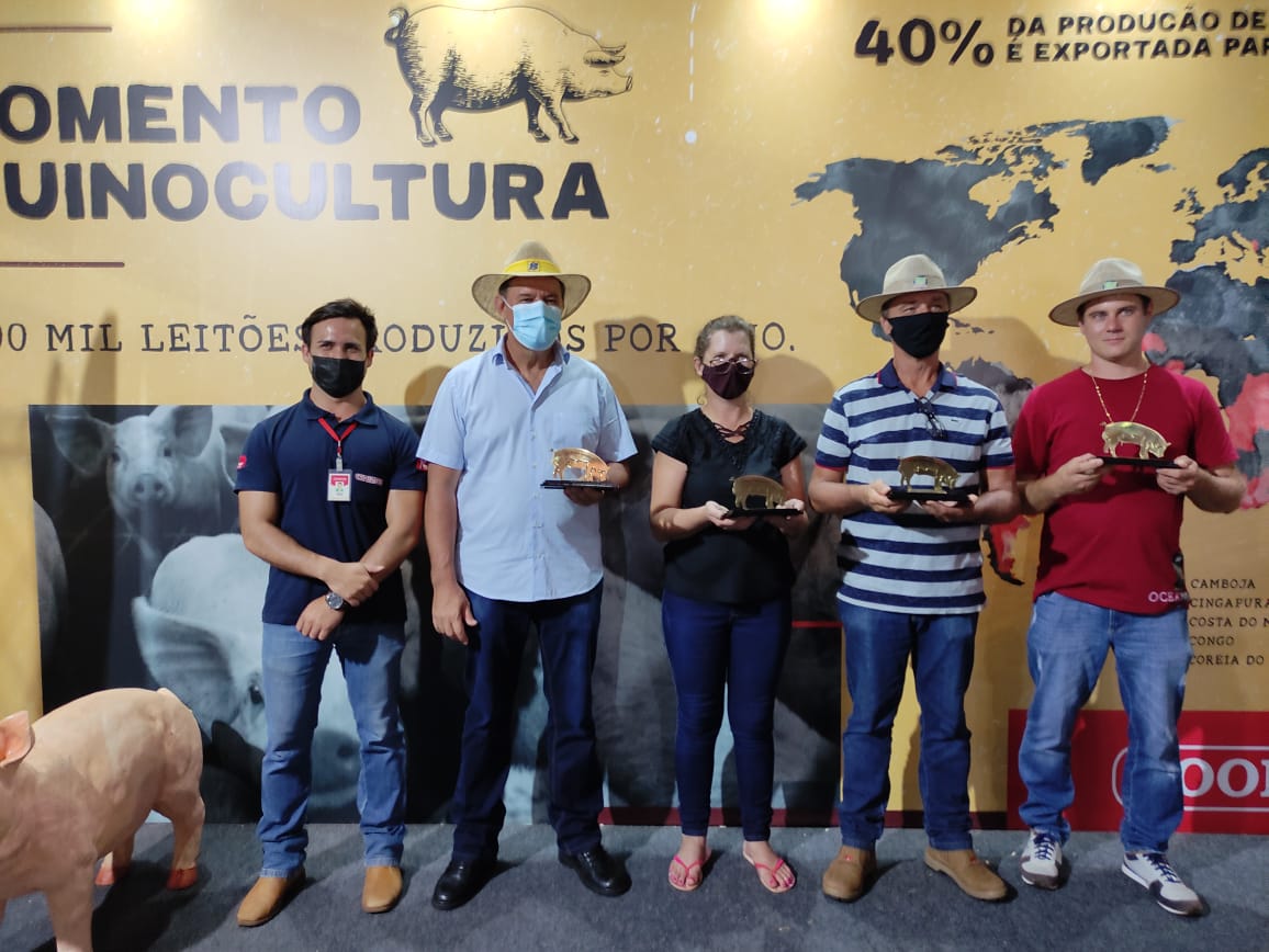 COOPAVEL: Suinocultores destaques de 2021 são premiados