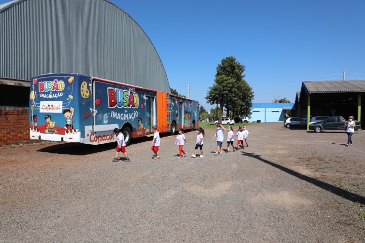 COPACOL: Busão da Imaginação desperta interesse pela leitura em estudantes do Sudoeste