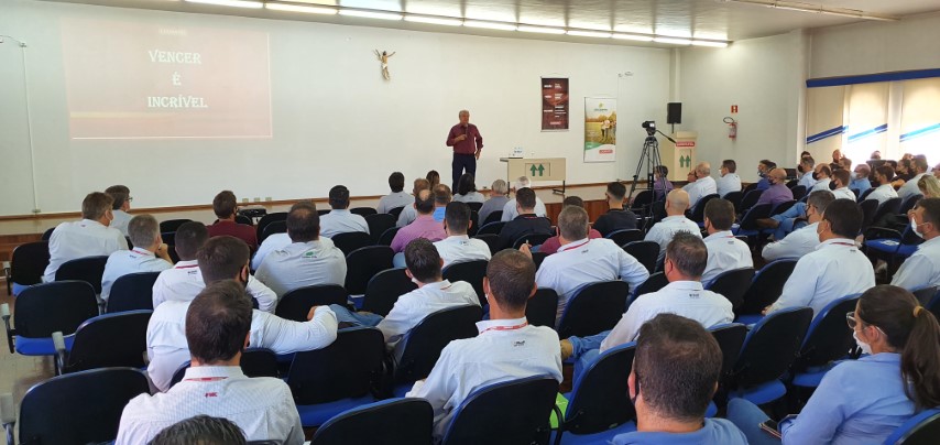 COOPAVEL: Cooperativa envolve gerentes e líderes em evento sobre gestão e inovação