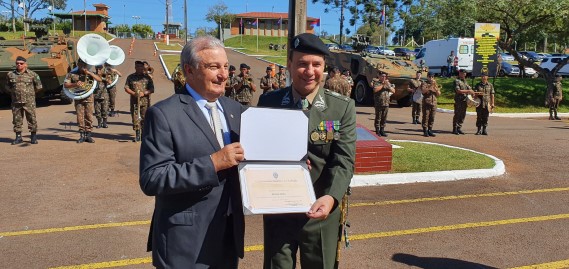 COOPAVEL: Dilvo Grolli recebe o diploma de colaborador emérito do Exército