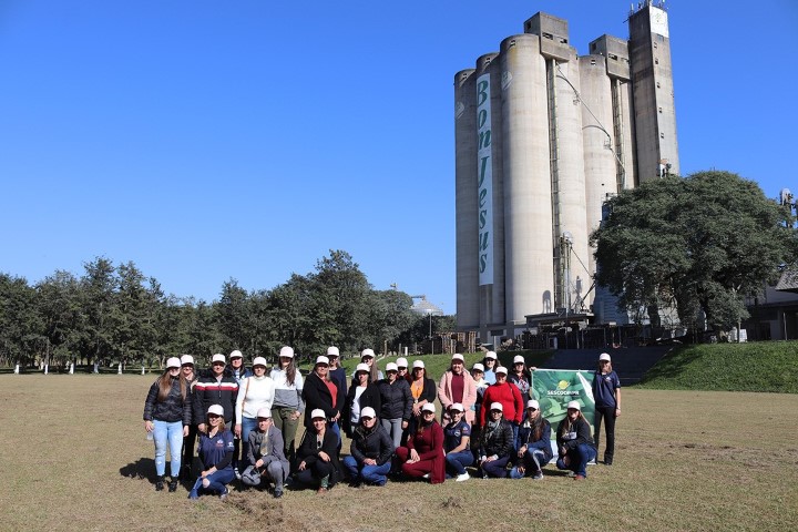 CASTROLANDA: Grupo de mulheres visita cooperativa e indústrias