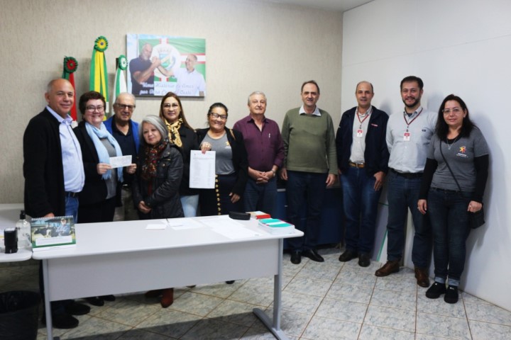 COOPAVEL: Cooperativa doa ao Provopar de Vera Cruz recursos da venda de livros de Ibrahim