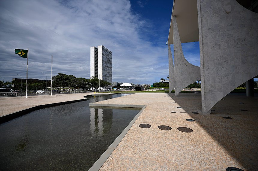 EXECUTIVO: Bolsonaro sanciona limite para ICMS de combustíveis, mas veta compensação a estados