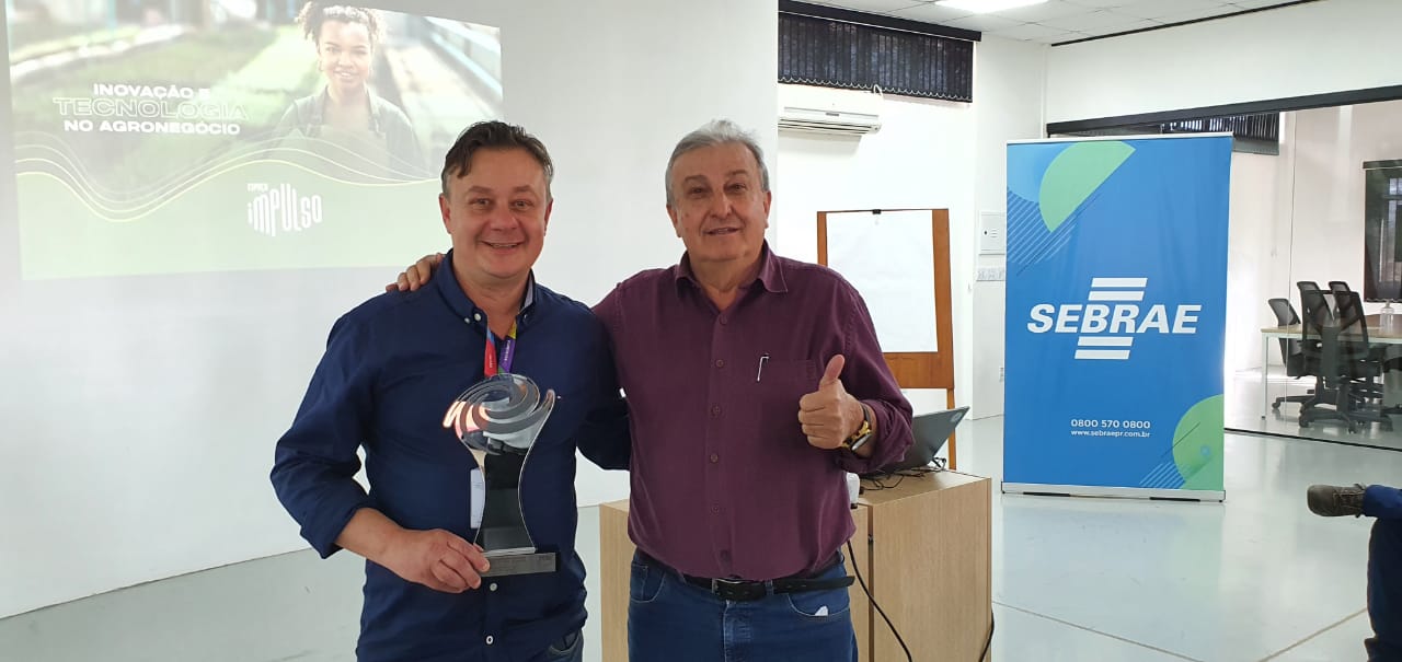 COOPAVEL: Cooperativa recebe réplica de troféu que premiou ecossistema do Oeste