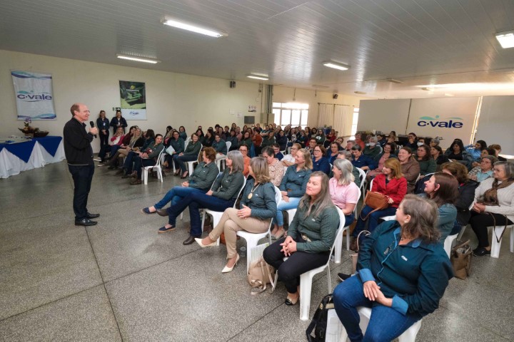C.VALE: Mulheres concluem curso de desenvolvimento pessoal
