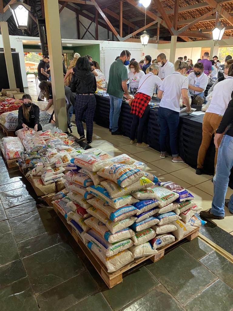 DIA DE COOPERAR IV: Trezentos voluntários de cooperativas de Maringá preparam 500 cestas básicas
