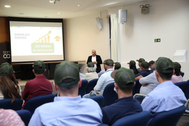 VISITA: Cooperados da Integrada da Regional de Ibaiti visitam a sede do Sistema Ocepar