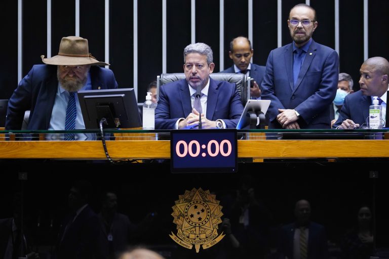LEGISLATIVO I: Câmara aprova MP que prevê incentivos à renovação da frota de ônibus e caminhões
