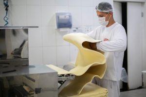 ECONOMIA I: Contratações na indústria desaceleram no primeiro semestre de 2022 no PR