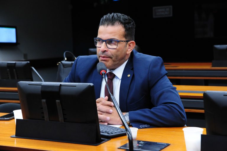 LEGISLATIVO: Proposta assegura aposentadoria especial ao profissional de saúde que permanecer em atividade