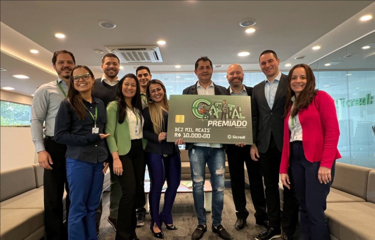 SICREDI VALE DO PIQUIRI: Associado de São Paulo (SP) recebe prêmio das campanhas Poupança Premiada e Capital Premiado 