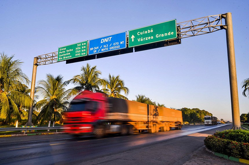 LEGISLATIVO: Limite do comprimento de caminhão articulado poderá excluir cabine, prevê projeto