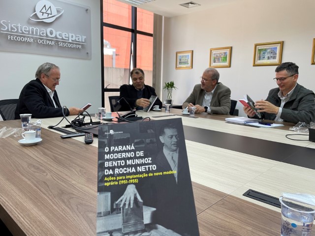 VISITA: Livro sobre o governo de Bento Munhoz da Rocha aborda o desenvolvimento das cooperativas na década de 1950